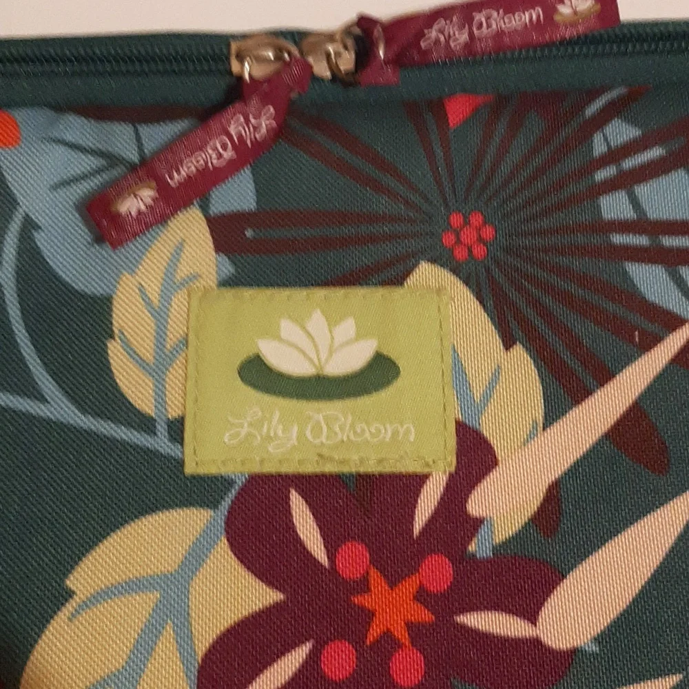 📗Lily Bloom Tablet Cover/Sleeve with Handle📗